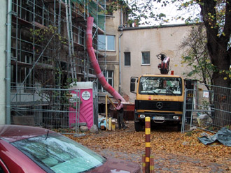 Foto: Hof mit Baugerät