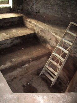 Weissgerberbecken im Keller des Hauses