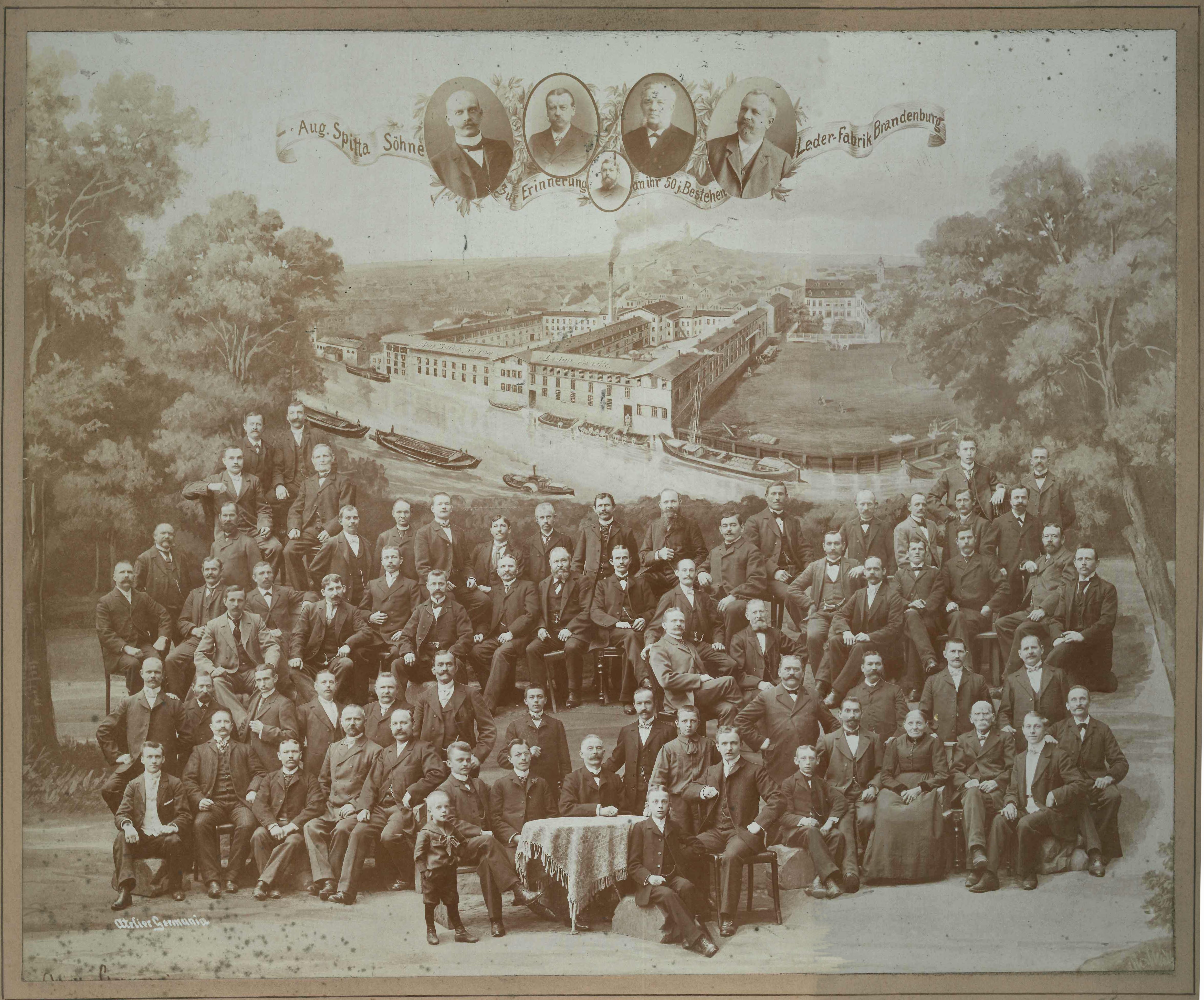 Hist. Gruppenfoto der Belegschaft der Firma Spitta und Söhnes